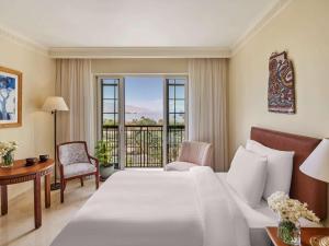 亚喀巴亚喀巴莫温匹克度假公寓的酒店客房设有一张床和一个阳台。