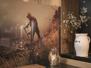 迈尔霍芬戈尔尼拉切尔霍夫公寓式酒店的一张有水罐和花瓶的女人的照片
