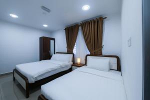 双溪大年SP Star Hotel的一间卧室设有两张床和窗户。
