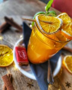 沃尔什滕Hotel Sportowy的桌子上放着橙子片的饮料