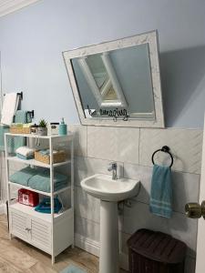 AugierArcadia Studio Apartment的一间带水槽和镜子的浴室