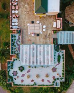 基帕里夏Apollo Resort Art Hotel的享有度假村游泳池的顶部景致