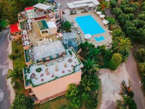 基帕里夏Apollo Resort Art Hotel的享有带游泳池的房屋的空中景致