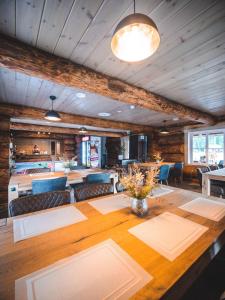 卡布里Metsaluige Turismitalu的用餐室配有大型木桌和椅子