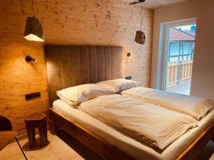 韦尼格罗德FourElements的一间卧室设有一张带木墙的大床