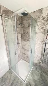克罗伊登Aaby House in London的浴室内带玻璃淋浴间