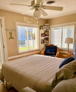 布雷登顿Sarasota Bay的一间卧室配有一张床和吊扇