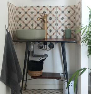 日安Studio LE VINTAGE - Maison 1911 - confort & prestige的浴室的架子上的一个水槽