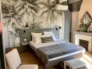 Marssac-sur-Tarn16 Bis-Gîte-Hôtel-Appartement的一间卧室配有一张棕榈树壁画床