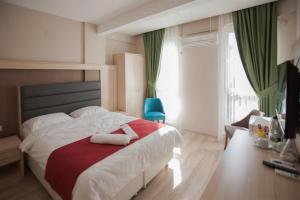 萨姆松Samsun Osmanlı Otel的一间卧室配有一张床,上面有两条毛巾
