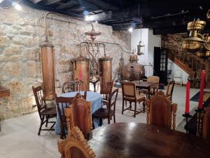 Casario do Vale Hospedagem e Eventos的一间带桌椅和石墙的用餐室