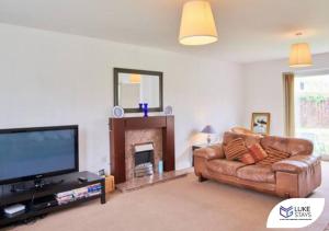 West CornforthLuke Stays - The Green的带沙发和平面电视的客厅
