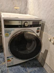 第比利斯Benevo Hostel的浴室内配有洗衣机。