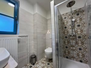 弗雷斯塔帕若德霍斯特Hotel Edvard的带淋浴、卫生间和盥洗盆的浴室