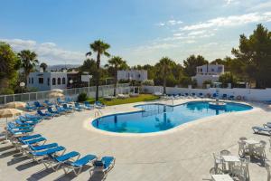 圣安东尼奥湾Hotel Apartamentos Vibra Monterrey的一个带蓝色躺椅的大型游泳池,度假村