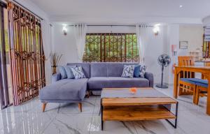 贝尔欧布莱卡夫假日公寓的客厅配有蓝色的沙发和桌子