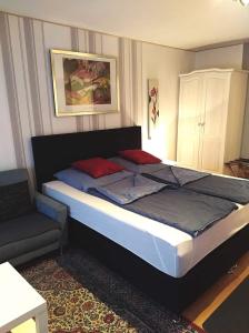 温德哈根Hotel/Restaurant Adria的一间卧室配有一张大床和一把椅子
