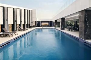 利雅德利雅得民哈尔皇冠假日酒店的大楼里一个蓝色的大泳池