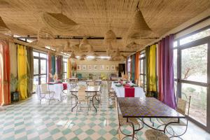 马拉喀什Maison Daouia的用餐室设有桌椅和窗户。