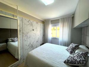 帕苏丰杜Apartamento Villa Nova Master Collection的一间卧室设有一张大床和一个窗户。