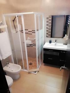 奥尔纳丘埃洛斯Caño de Hierro的带淋浴、卫生间和盥洗盆的浴室