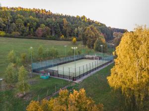小斯卡拉Penzion Jizera Malá Skála的球场上的网球场的顶部景观