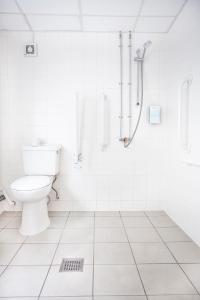 格拉斯哥格拉斯哥SECC水力钟楼酒店的白色的浴室设有卫生间和淋浴。