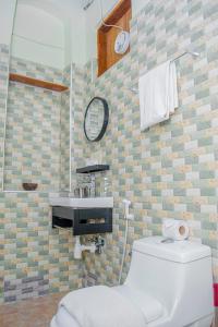 Stone TownZanzibar Spice Nest Apartment的一间带卫生间和水槽的浴室