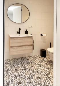 阿纳姆Studio La Rose的一间带水槽和镜子的浴室