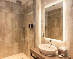 米尔顿凯恩斯Hotel La Tour的一间带水槽和淋浴的浴室