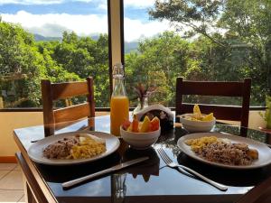 蒙泰韦尔德哥斯达黎加La Casa Bonita的一张桌子,上面放着两盘食物