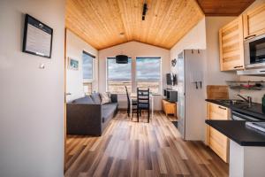 雷克霍特Blue View Cabin 1B With private hot tub的厨房以及带沙发和桌子的客厅。