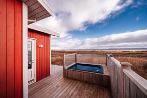 雷克霍特Blue View Cabin 1B With private hot tub的红楼旁边的甲板上的热水浴池