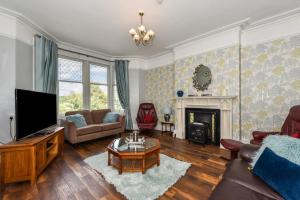 卡迪夫Traditional 3-Bed Property in Pontcanna with Parking的一间带电视和壁炉的客厅