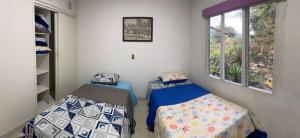 麦德林Hostel Kumho alojamiento的一间卧室设有两张床和窗户。