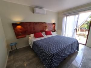 帕拉尔Quinta el Rosal的一间卧室配有一张带大型木制床头板的床