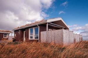 雷克霍特Blue View Cabin 5A With private hot tub的草山顶上的一个小房子