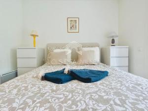 图尔热维尔Reposant à 100 m de la mer.. C.L.S Deauville的一间卧室配有一张带蓝色枕头的床。