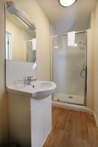 斯特灵赫尔海德法姆乐兹酒店的一间带水槽和淋浴的浴室