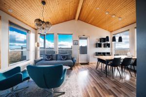 雷克霍特Blue View Cabin 5A With private hot tub的客厅配有沙发和桌椅