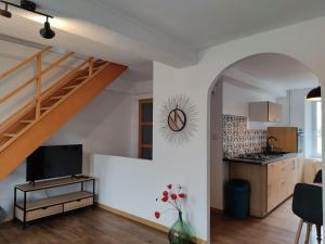BlaudeixLe nid d'Eugénie的一间带楼梯的客厅和一间厨房