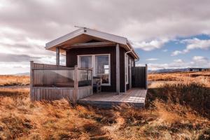 雷克霍特Blue View Cabin 5B With private hot tub的田间中的小小屋