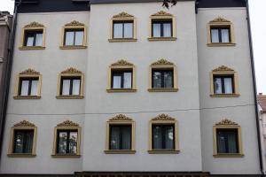 沙巴茨Garni hotel BARUT的一座建筑上有很多窗户