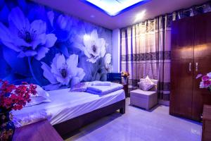 KhulnaHotel Pushpo Bilash的卧室配有一张墙上鲜花的床