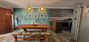 绍斯布鲁姆3 Lagoon Getaways的带木桌的厨房和带台面的厨房