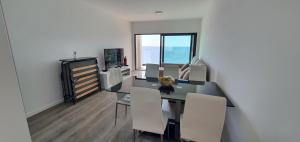 圣克鲁斯Apartamento T2-5m Aeroporto CR7的一间带桌椅和窗户的用餐室