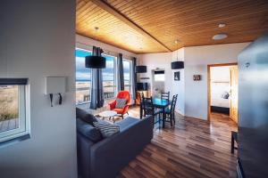 雷克霍特Blue View Cabin 3A With private hot tub的带沙发的客厅和用餐室