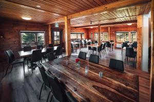 雷克霍特Blue Hotel Fagrilundur - On The Golden Circle的用餐室配有大型木桌和椅子