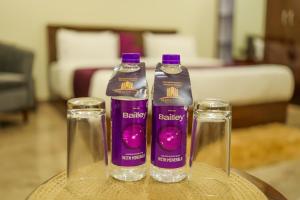 瑞诗凯诗Perfect Stayz Aiims - Hotel Near Aiims Rishikesh的桌子上放两瓶紫色液体