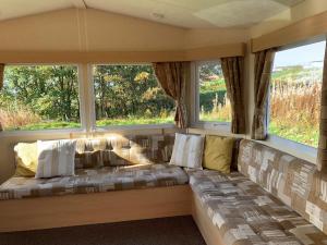 牛顿斯图尔特Loch Heron View的带2扇窗户的客房内的大沙发